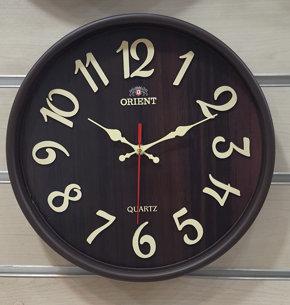 ساعت دیواری اورینت موتور آرامگرد صفحه شماره دار قهوه‌ای