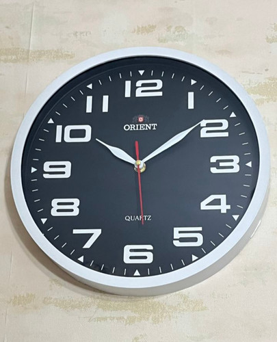 ساعت دیواری اورینت آرامگرد کلاسیک رنگ قاب سفید وصفحه مشکی