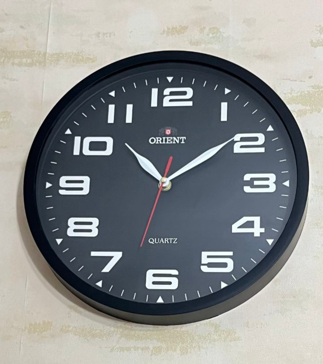 ساعت دیواری اورینت آرامگرد کلاسیک صفحه مشکی و قاب مشکی